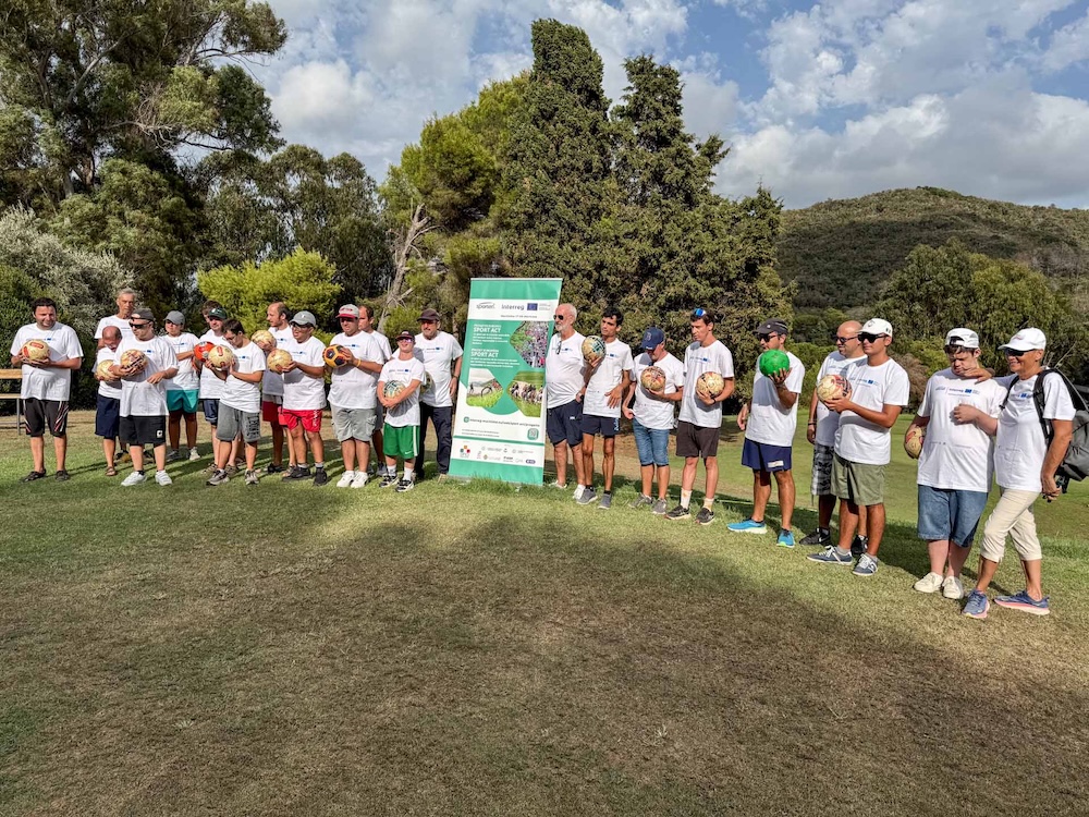 Foto di gruppo con i palloni da footgolf e il pannello SPORT ACT all’Elba Golf Club Acquabona durante Marelba 2026