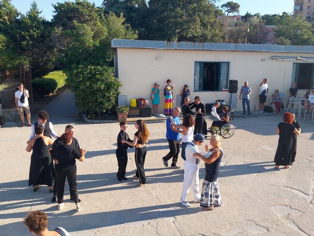 Partecipanti ballano in coppia nel cortile all’aperto durante l’esibizione di danza di Marelba 2026