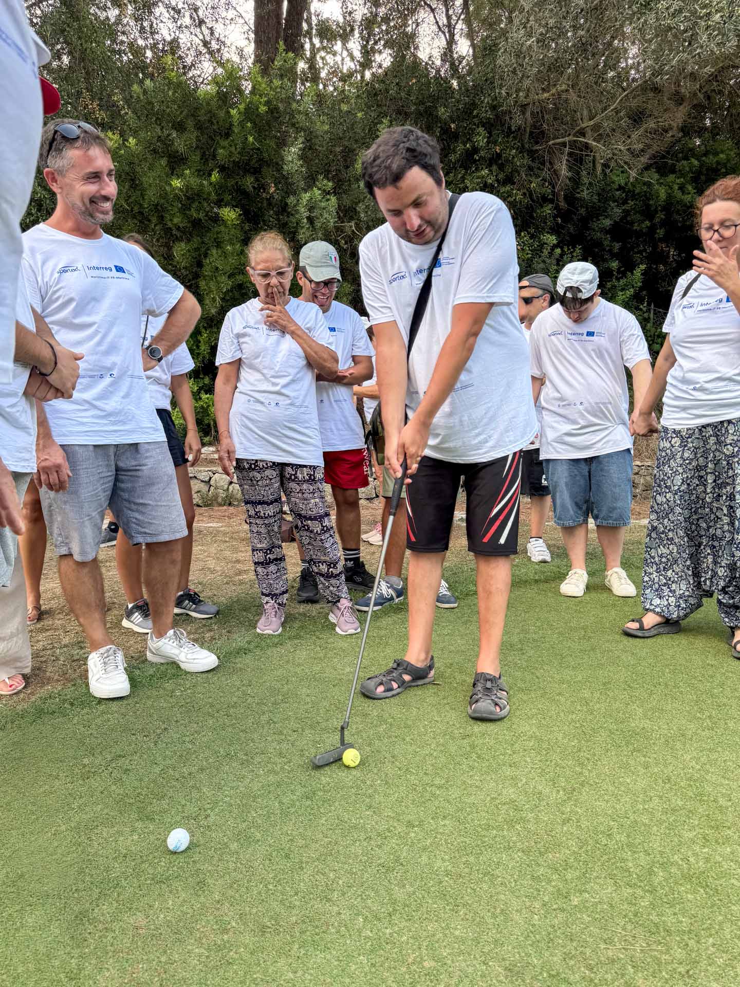 Un partecipante impugna il putter e si prepara a colpire la pallina sul green dell’Acquabona, Marelba 2026