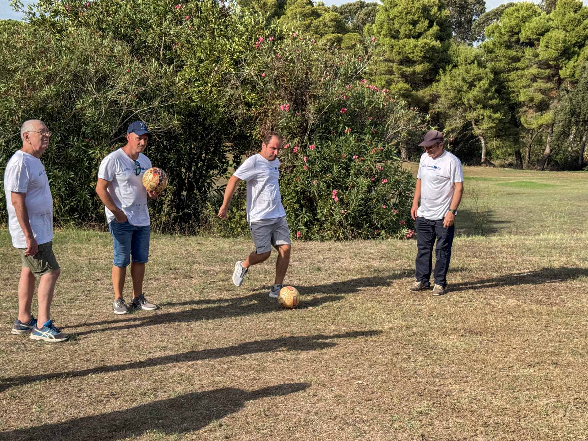 Un partecipante calcia il pallone durante una prova di footgolf sul campo dell’Acquabona, Marelba 2026